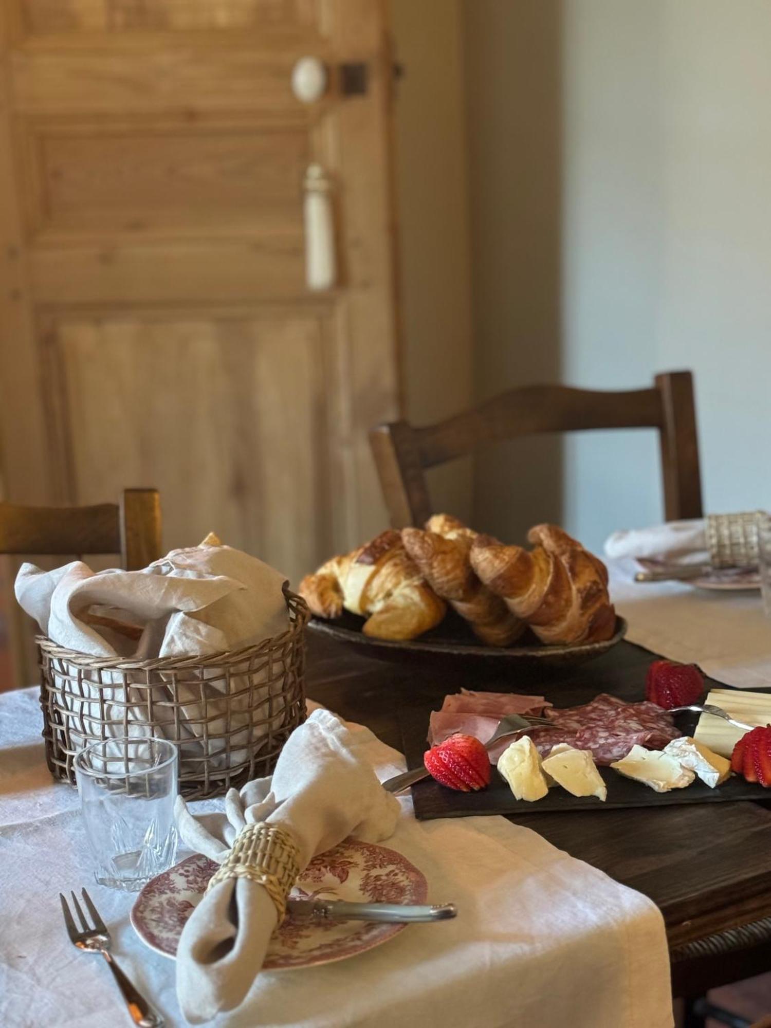 Bed and Breakfast Le Patio Des Senteurs Verzeille Zewnętrze zdjęcie