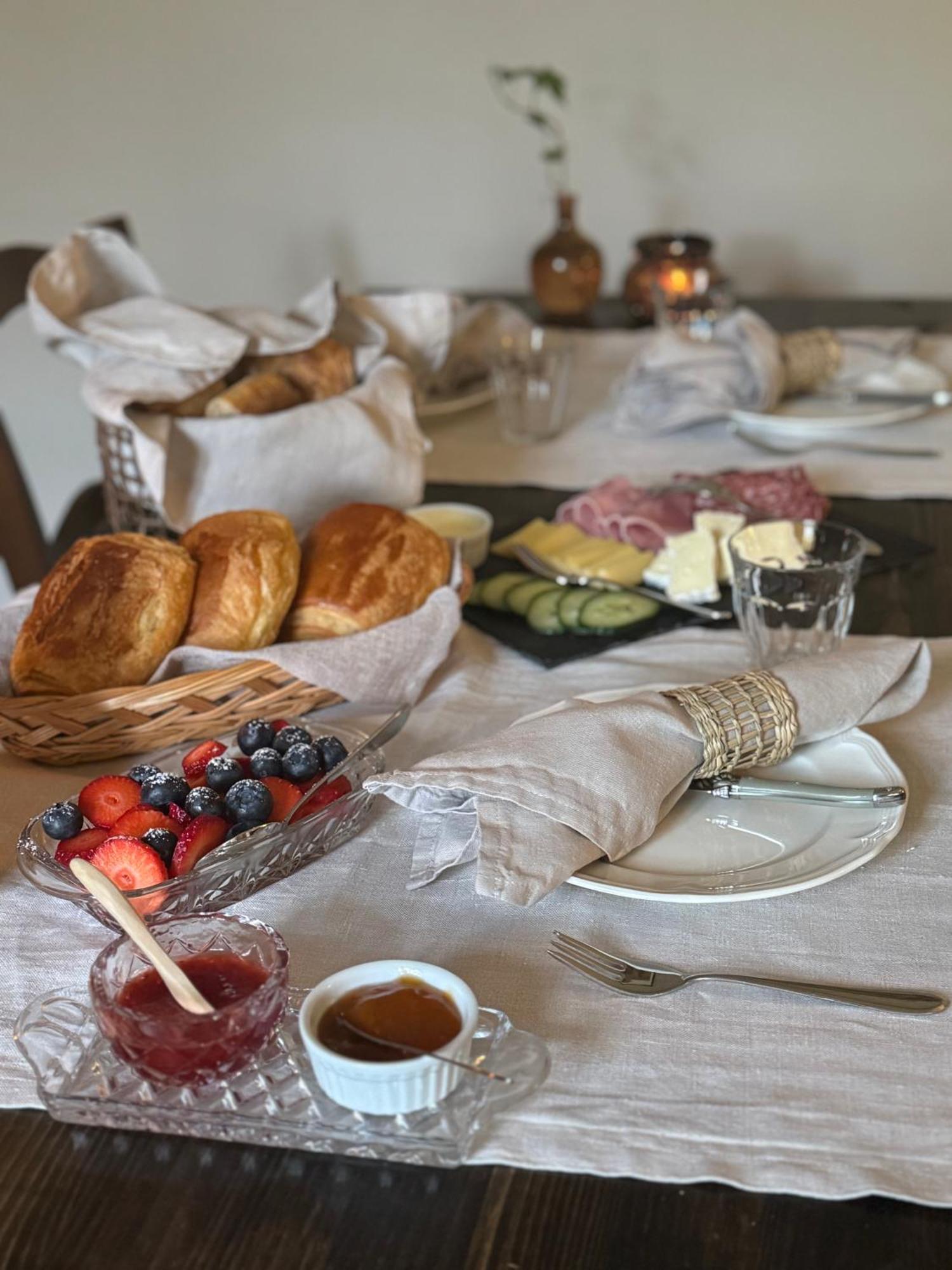 Bed and Breakfast Le Patio Des Senteurs Verzeille Zewnętrze zdjęcie